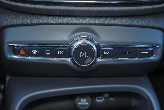 Volvo XC40 B3 Ultra Black Edition - Panorama/schuifdak - IntelliSafe Assist & Surround - 360º Camera - Harman/Kardon audio - LED Pixel koplampen - Verwarmde voorstoelen & stuur - Parkeersensoren voor & achter - Elektr. bedienb. voorstoelen met geheugen links - Draad