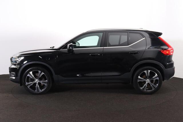 Volvo XC40 T5 Recharge Inscription Expression - IntelliSafe Assist - Adaptieve LED koplampen - Parkeercamera achter - Verwarmde voorstoelen & stuur - Parkeersensoren voor & achter - Draadloze tel. lader - Extra getint glas - Elektr. inklapbare trekhaak - 19' LMV