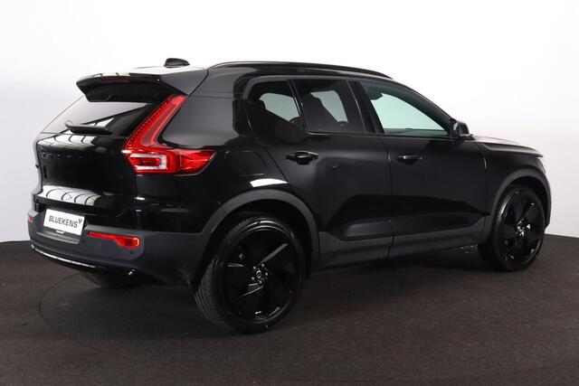 Volvo XC40 B3 Plus Black Edition - Panorama/schuifdak - IntelliSafe Assist & Surround - 360º Camera - Harman/Kardon audio - Verwarmde voorstoelen & stuur - Parkeersensoren voor & achter - Elektr. bedienb. voorstoelen met geheugen links - Draadloze tel. lader - Extra