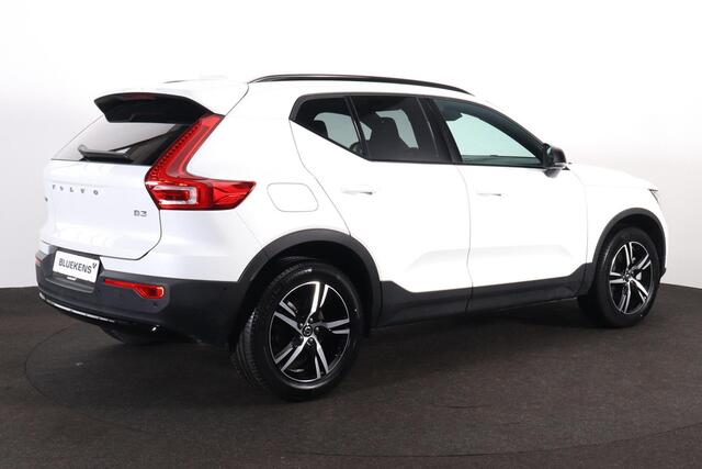 Volvo XC40 B3 Plus Dark - IntelliSafe Assist & Surround - 360º Camera - Harman/Kardon audio - Verwarmde voorstoelen & stuur - Parkeersensoren voor & achter - Elektr. bedienb. voorstoelen met geheugen links - Draadloze tel. lader - Standkachel - Extra getint glas - 1