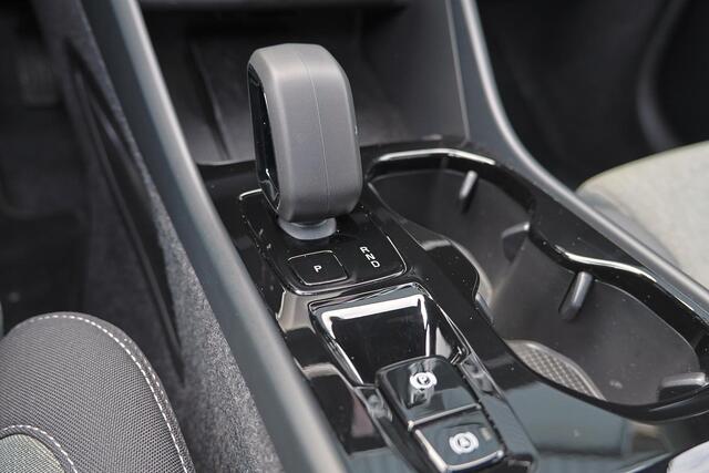 Volvo XC40 B3 Plus Dark - IntelliSafe Assist & Surround - 360º Camera - Harman/Kardon audio - Verwarmde voorstoelen & stuur - Parkeersensoren voor & achter - Elektr. bedienb. voorstoelen met geheugen links - Draadloze tel. lader - Standkachel - Extra getint glas - 1