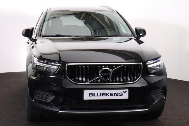 Volvo XC40 T4 Recharge Inscription - IntelliSafe Assist - Parkeercamera achter - Verwarmde voorstoelen & stuur - Parkeersensoren voor & achter - Draadloze tel. lader - Extra getint glas - Elektr. inklapbare trekhaak - 19' LMV