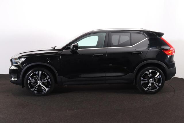 Volvo XC40 T4 Recharge Inscription - IntelliSafe Assist - Parkeercamera achter - Verwarmde voorstoelen & stuur - Parkeersensoren voor & achter - Draadloze tel. lader - Extra getint glas - Elektr. inklapbare trekhaak - 19' LMV