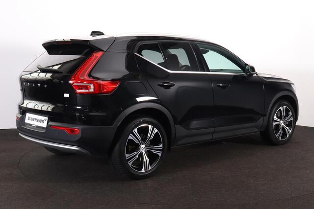 Volvo XC40 T4 Recharge Inscription - IntelliSafe Assist - Parkeercamera achter - Verwarmde voorstoelen & stuur - Parkeersensoren voor & achter - Draadloze tel. lader - Extra getint glas - Elektr. inklapbare trekhaak - 19' LMV