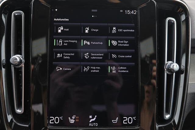 Volvo XC40 T4 Recharge Inscription - IntelliSafe Assist - Parkeercamera achter - Verwarmde voorstoelen & stuur - Parkeersensoren voor & achter - Draadloze tel. lader - Extra getint glas - Elektr. inklapbare trekhaak - 19' LMV