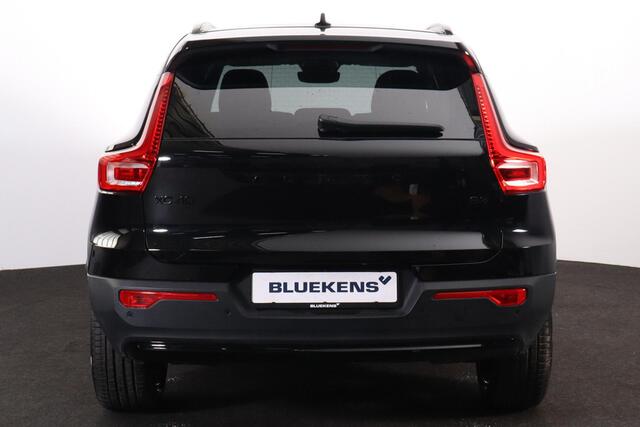 Volvo XC40 B3 Ultra Black Edition - Panorama/schuifdak - IntelliSafe Assist & Surround - 360º Camera - Harman/Kardon audio - LED Pixel koplampen - Verwarmde voorstoelen & stuur - Parkeersensoren voor & achter - Elektr. bedienb. voorstoelen met geheugen links - Draad