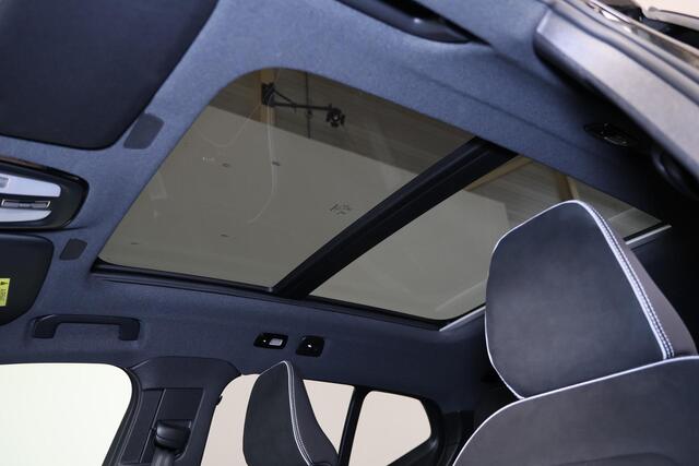 Volvo XC40 B3 Ultra Black Edition - Panorama/schuifdak - IntelliSafe Assist & Surround - 360º Camera - Harman/Kardon audio - LED Pixel koplampen - Verwarmde voorstoelen & stuur - Parkeersensoren voor & achter - Elektr. bedienb. voorstoelen met geheugen links - Draad