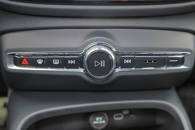 Volvo XC40 B3 Ultra Black Edition - Panorama/schuifdak - IntelliSafe Assist & Surround - 360º Camera - Harman/Kardon audio - LED Pixel koplampen - Verwarmde voorstoelen & stuur - Parkeersensoren voor & achter - Elektr. bedienb. voorstoelen met geheugen links - Draad