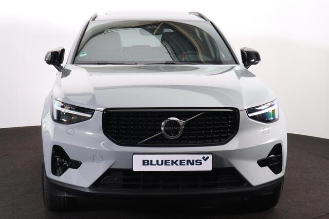 Volvo XC40 B3 Ultra Dark - Panorama/schuifdak - IntelliSafe Assist & Surround - 360º Camera - Harman/Kardon audio - Adaptieve LED koplampen - Verwarmde voorstoelen & stuur - Parkeersensoren voor & achter - Elektr. bedienb. voorstoelen met geheugen links - Draadloze 