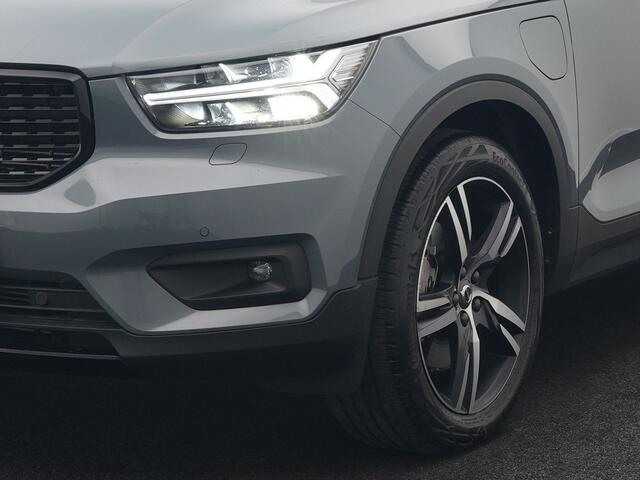 Volvo XC40 T4 Recharge R-Design PHEV 211pk Dealer O.H. | Panodak | Adaptive Cruise | Camera | Harman / Kardon | Alcantara Sportstoelen Memory & Verwarmd | Keyless | Blis | Stuur Verwarmd | Apple Carplay | 19"L.M | Plug In Hybrid |
