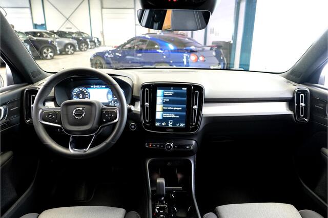 Volvo XC40 1.5 T4 Plug-in Hybrid 155kW/211pk DCT7 Plus Bright FACELIFT! HARMAN/KARDON + CAMERA + CLIMA + CRUISE + NAVI SENSUS + LANE ASSIST + EL.SPORTSTOELEN + KEYLESS ENTRY&GO + EL.ACHTERKLEP MET SENSOR + PARKSENSOREN V&A + 18" LM-VELGEN!!
