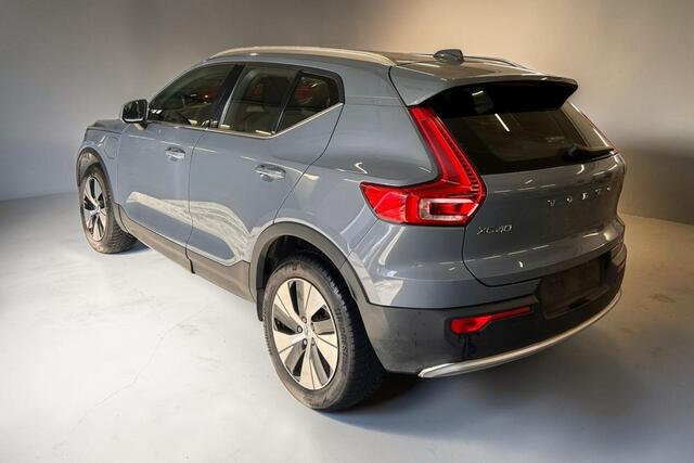 Volvo XC40 1.5 T4 Plug-in Hybrid 155kW/211pk DCT7 Plus Bright FACELIFT! HARMAN/KARDON + CAMERA + CLIMA + CRUISE + NAVI SENSUS + LANE ASSIST + EL.SPORTSTOELEN + KEYLESS ENTRY&GO + EL.ACHTERKLEP MET SENSOR + PARKSENSOREN V&A + 18" LM-VELGEN!!