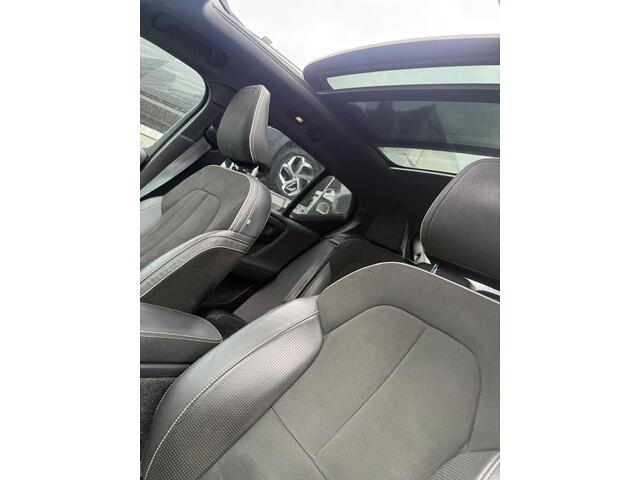 Volvo XC40 Recharge P8 AWD R-Design | Warmtepomp | Harman Kardon Audio | 360 Graden Camera | Trekhaak | Panoramadak | LED Koplampen Adaptief | Lichtmetalen Velgen 20 inch | Navigatie | Keyless Entry