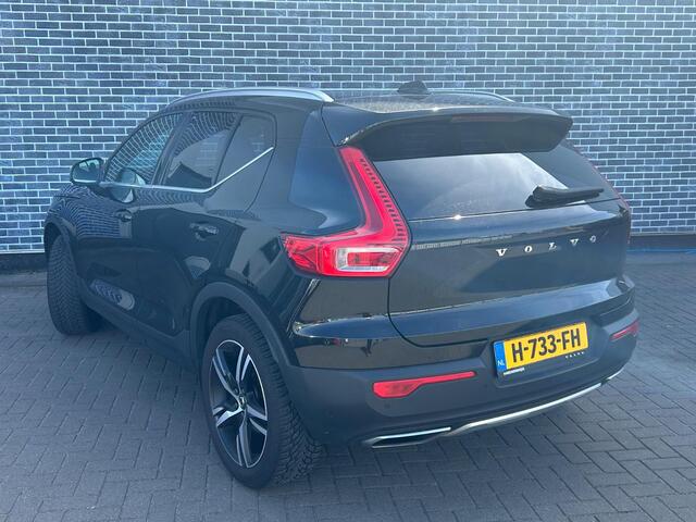 Volvo XC40 1.5 T3 Inscription | Trekhaak | Achteruitrijcamera | Parkeerverwarming | Panoramadak | Stoelverwarming voor en achter | Navigatie | Lederen Bekleding