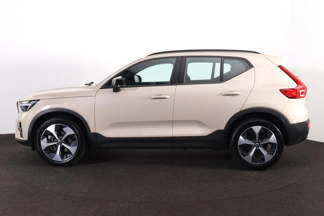 Volvo XC40 B4 Plus Dark - IntelliSafe Assist & Surround - Harman Kardon audio - Adaptieve LED koplampen - Verwarmde voorstoelen & stuur - Parkeersensoren voor & achter - Elektr. bedienb. voorstoelen met geheugen links - Draadloze tel. lader - Elektr. inklapbare trek