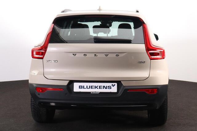Volvo XC40 B4 Plus Dark - IntelliSafe Assist & Surround - Harman Kardon audio - Adaptieve LED koplampen - Verwarmde voorstoelen & stuur - Parkeersensoren voor & achter - Elektr. bedienb. voorstoelen met geheugen links - Draadloze tel. lader - Elektr. inklapbare trek