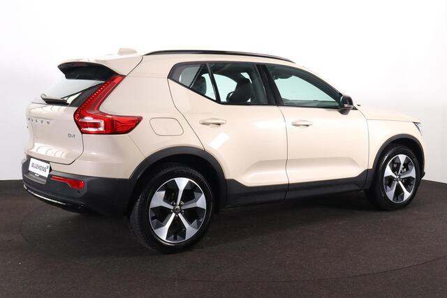 Volvo XC40 B4 Plus Dark - IntelliSafe Assist & Surround - Harman Kardon audio - Adaptieve LED koplampen - Verwarmde voorstoelen & stuur - Parkeersensoren voor & achter - Elektr. bedienb. voorstoelen met geheugen links - Draadloze tel. lader - Elektr. inklapbare trek