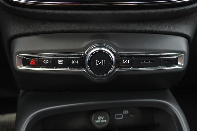 Volvo XC40 B4 Plus Dark - IntelliSafe Assist & Surround - Harman Kardon audio - Adaptieve LED koplampen - Verwarmde voorstoelen & stuur - Parkeersensoren voor & achter - Elektr. bedienb. voorstoelen met geheugen links - Draadloze tel. lader - Elektr. inklapbare trek