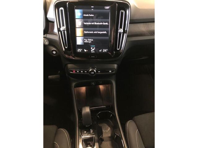 Volvo XC40 1.5 T5 Plug-in Hybrid Plus Bright | PHEV | Achteruitrijcamera | Harman Kardon Audio | Keyless Entry | Elektrische Achterklep | Navigatie | Apple Carplay | Android Auto | Elektrisch Verstelbare Voorstoelen | Stoelverwarming