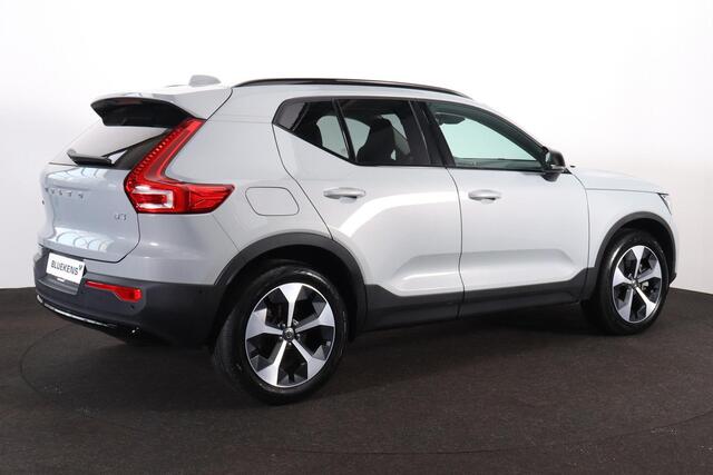 Volvo XC40 B3 Plus Dark - Panorama/schuifdak - IntelliSafe Assist & Surround - 360º Camera - Harman Kardon audio - Adaptieve LED koplampen - Verwarmde voorstoelen & stuur - Parkeersensoren voor & achter - Elektr. bedienb. voorstoelen met geheugen links - Draadloze t