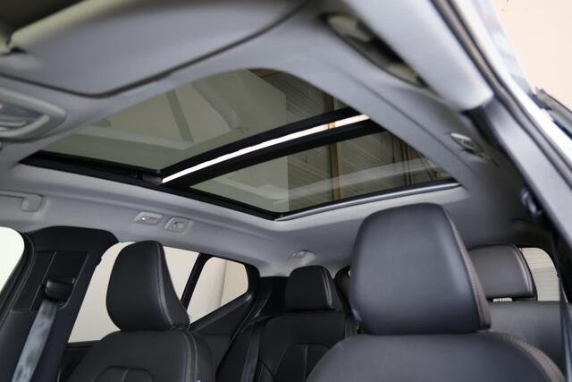 Volvo XC40 B3 Plus Dark - Panorama/schuifdak - IntelliSafe Assist & Surround - 360º Camera - Harman Kardon audio - Adaptieve LED koplampen - Verwarmde voorstoelen & stuur - Parkeersensoren voor & achter - Elektr. bedienb. voorstoelen met geheugen links - Draadloze t