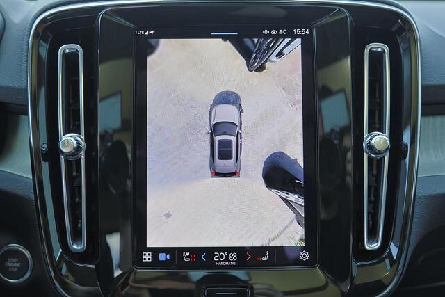 Volvo XC40 B3 Plus Dark - Panorama/schuifdak - IntelliSafe Assist & Surround - 360º Camera - Harman Kardon audio - Adaptieve LED koplampen - Verwarmde voorstoelen & stuur - Parkeersensoren voor & achter - Elektr. bedienb. voorstoelen met geheugen links - Draadloze t