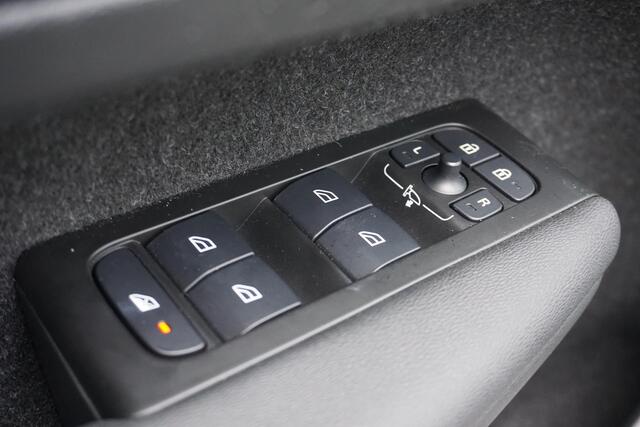 Volvo XC40 1.5 T4 Recharge R-Design Expression | Trekhaak | Intellisafe | Stoelverwarming | BLIS | Camera | Pilot assist | 18" Lichtmetalen velgen | Elektr. Achterklep |