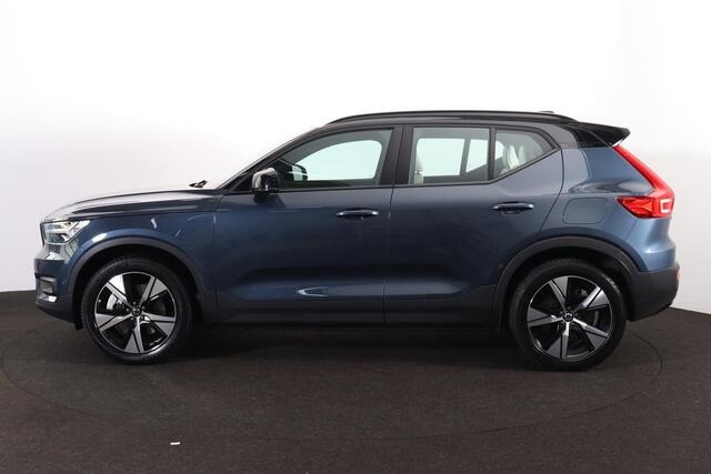 Volvo XC40 Recharge Pro - IntelliSafe Assist & Surround - Harman Kardon audio - Panoramisch schuif-/kanteldak - Lederen bekleding - 360º camera - Parkeersensoren voor & achter - Elektrisch verstelbare voorstoelen, links met geheugen - Trekhaak semi elektrisch inklap