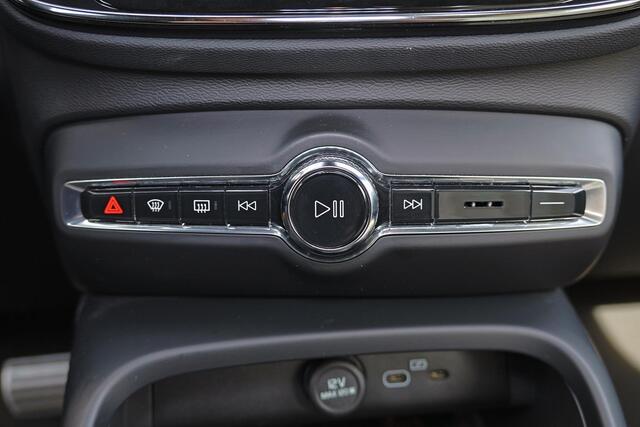 Volvo XC40 Recharge Pro - IntelliSafe Assist & Surround - Harman Kardon audio - Panoramisch schuif-/kanteldak - Lederen bekleding - 360º camera - Parkeersensoren voor & achter - Elektrisch verstelbare voorstoelen, links met geheugen - Trekhaak semi elektrisch inklap