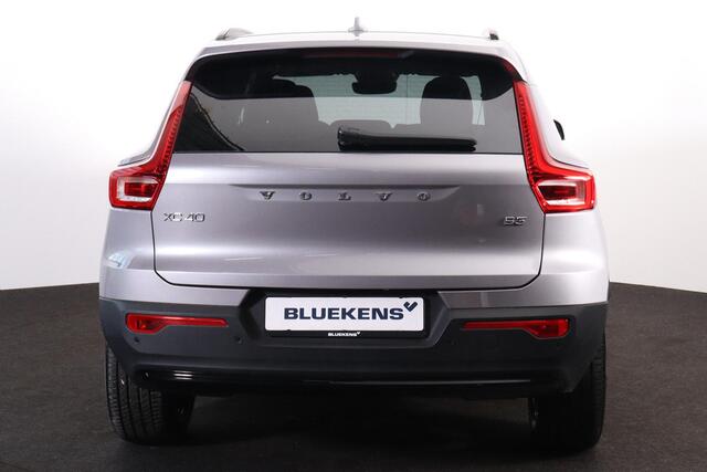 Volvo XC40 B3 Plus Dark - IntelliSafe Assist & Surround - 360º Camera - Harman Kardon audio - Adaptieve LED koplampen - Verwarmde voorstoelen & stuur - Parkeersensoren voor & achter - Elektr. bedienb. voorstoelen met geheugen links - Draadloze tel. lader - Standkach