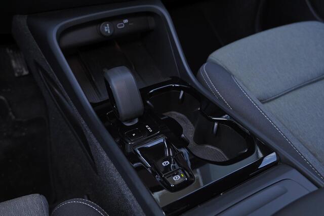 Volvo XC40 B3 Plus Dark - IntelliSafe Assist & Surround - 360º Camera - Harman Kardon audio - Adaptieve LED koplampen - Verwarmde voorstoelen & stuur - Parkeersensoren voor & achter - Elektr. bedienb. voorstoelen met geheugen links - Draadloze tel. lader - Standkach