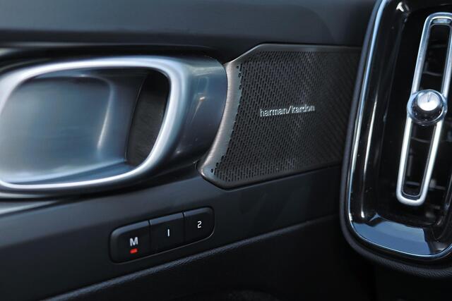 Volvo XC40 B3 Plus Dark - IntelliSafe Assist & Surround - 360º Camera - Harman Kardon audio - Adaptieve LED koplampen - Verwarmde voorstoelen & stuur - Parkeersensoren voor & achter - Elektr. bedienb. voorstoelen met geheugen links - Draadloze tel. lader - Standkach