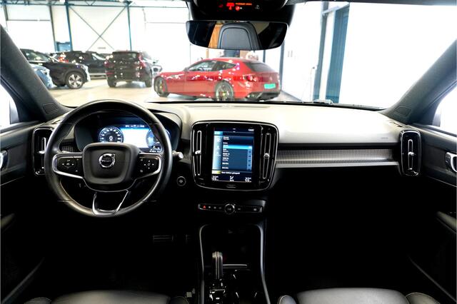 Volvo XC40 1.5 T5 Plug-in Hybrid 193kW/262pk DCT7 R-Design PANORAMADAK + LEER + ADAPT.CRUISE + PILOT ASSIST + NAVI SENSUS + BLIS + LANE ASSIST + PARKEERKLIMAAT + ACHTERUITRIJCAMERA + KEYLESS ENTRY&GO + PARKSENSOREN V&A + 19" LM-VELGEN!!