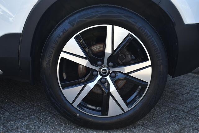 Volvo XC40 T4 Recharge R-Design | Verwarmbare voorstoelen en stuurwiel | Adaptieve cruise control | Achteruitrijcamera | Keyless | Elektrische voorstoelen | Elektrische achterklep |