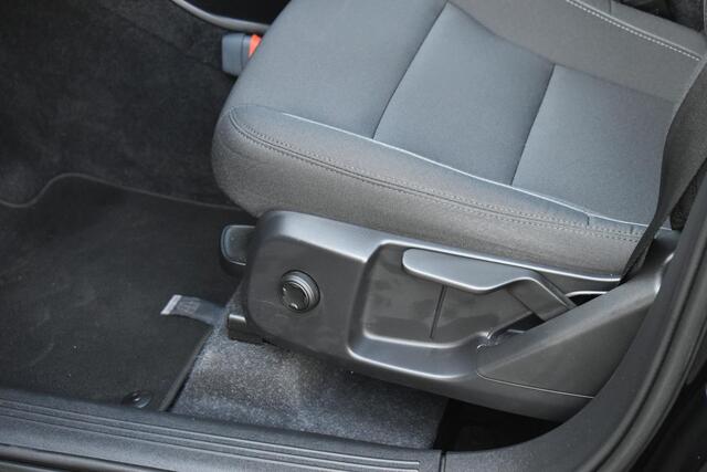 Volvo XC40 T2 Momentum | Automaat | Navigatie | Parkeercamera | Parkeersensoren voor en achter | Apple Carplay | Android Auto | Climate Control | Cruise Control