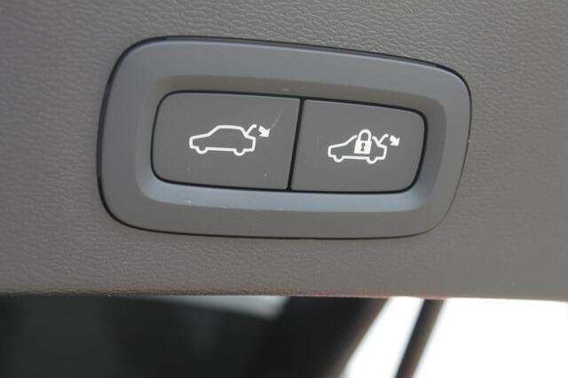 Volvo XC40 B3 177PK Automaat Plus Dark Panoramisch schuif-kanteldak / Adaptieve Cruise Control / Google infotainment / Parkeersensoren voor en achter met camera achter / Lederen bekleding / Blis