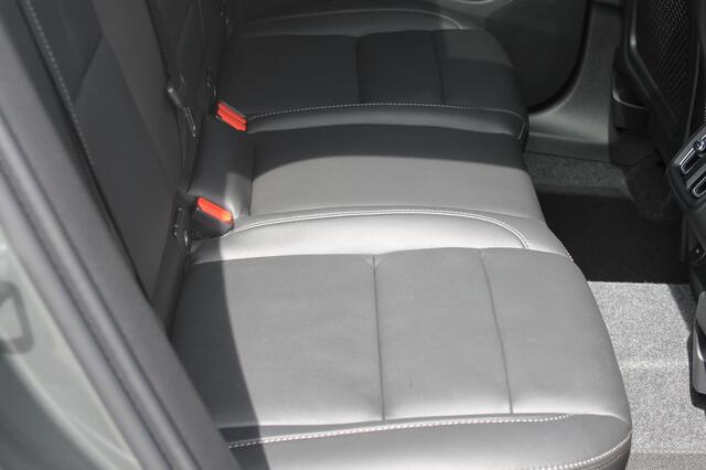 Volvo XC40 B3 177PK Automaat Plus Dark Panoramisch schuif-kanteldak / Adaptieve Cruise Control / Google infotainment / Parkeersensoren voor en achter met camera achter / Lederen bekleding / Blis