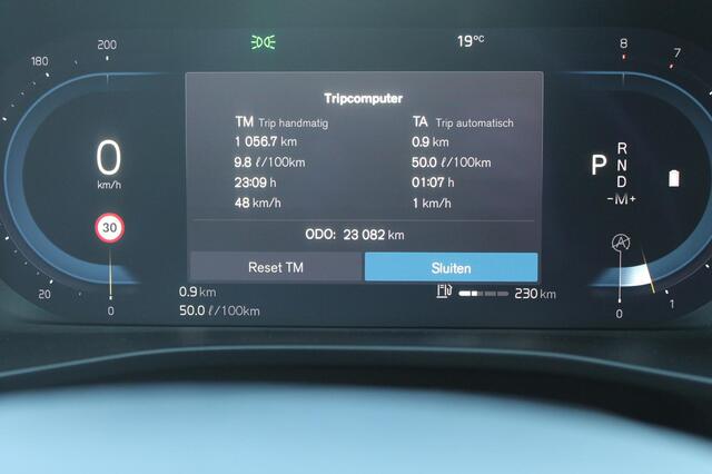 Volvo XC40 B3 177pk Automaat Plus Dark Google infotainment / Elektrisch verstelbare voorstoelen met geheugen voor de bestuurdersstoel / Stoel en stuurwielverwarming/ Harman Kardon Audio