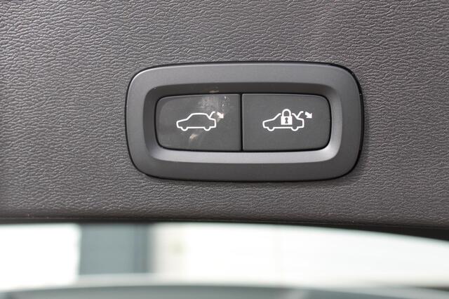 Volvo XC40 B3 177pk Automaat Plus Dark Google infotainment / Elektrisch verstelbare voorstoelen met geheugen voor de bestuurdersstoel / Stoel en stuurwielverwarming/ Harman Kardon Audio