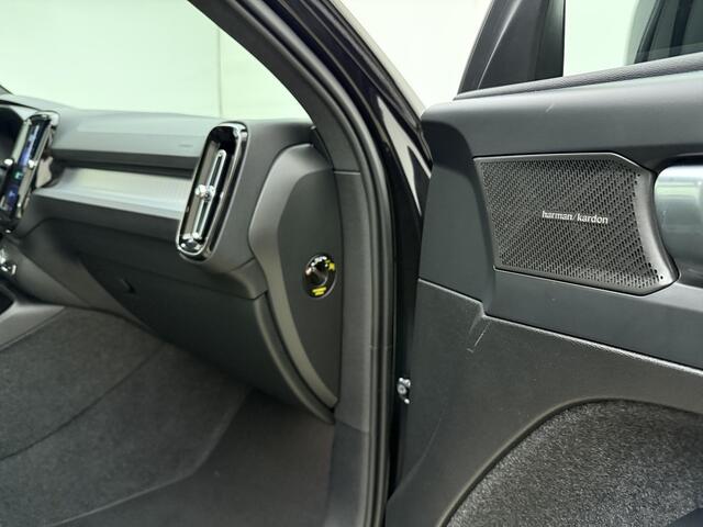 Volvo XC40 B3 177pk Plus Dark / Elektrische verstelbare stoelen / 360 graden camera / Harman kardon audio / Keyles enrty / All-season banden / 19''velgen /