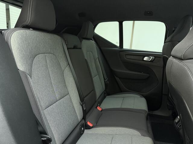 Volvo XC40 B3 177pk Plus Dark / Elektrische verstelbare stoelen / 360 graden camera / Harman kardon audio / Keyles enrty / All-season banden / 19''velgen /