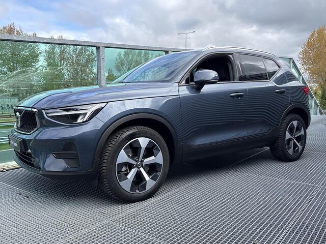 Volvo XC40 2.0 B4 Core Business Edition Mild hybrid, Automaat, Stoel- en stuurverwarming, 19 inch wielen met all-season banden, Harman Kardon audio, Extra getint glas vanaf B-stijl