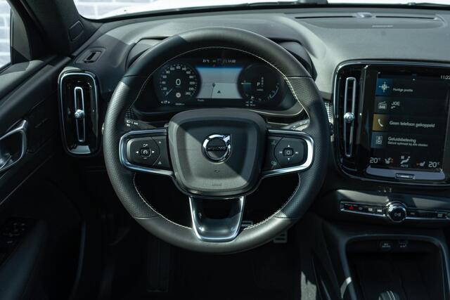 Volvo XC40 Plug-in Hybrid T5 R-Design | Adaptive cruise control | Harman Kardon audio | Stoel- en stuurverwarming | Elektrische stoelverstelling | Achteruitrijcamera | Voorruitverwarming | Parkeersensoren voor + achter | Dode hoek detectie BLIS |