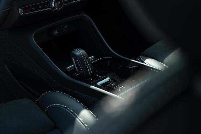 Volvo XC40 Plug-in Hybrid T5 R-Design | Adaptive cruise control | Harman Kardon audio | Stoel- en stuurverwarming | Elektrische stoelverstelling | Achteruitrijcamera | Voorruitverwarming | Parkeersensoren voor + achter | Dode hoek detectie BLIS |