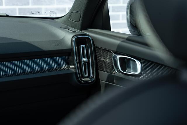 Volvo XC40 Plug-in Hybrid T5 R-Design | Adaptive cruise control | Harman Kardon audio | Stoel- en stuurverwarming | Elektrische stoelverstelling | Achteruitrijcamera | Voorruitverwarming | Parkeersensoren voor + achter | Dode hoek detectie BLIS |