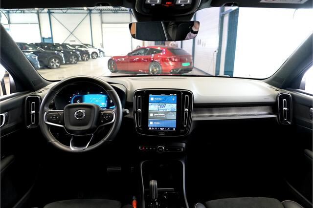 Volvo XC40 Recharge P8 AWD 300kW/408pk Aut. R-Design ADAPT.CRUISE + EL.TREKHAAK + WARMTEPOMP + 360 CAMERA + BLIS + PILOT ASSIST + GOOGLE DASHBOARD + LANE ASSIST + LEER/ALCANTARA + STOEL-&STUURVERWARMING + PARKSENSOREN V&A + 19" LM-VELGEN!!