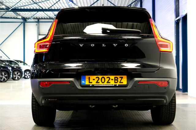 Volvo XC40 Recharge P8 AWD 300kW/408pk Aut. R-Design ADAPT.CRUISE + EL.TREKHAAK + WARMTEPOMP + 360 CAMERA + BLIS + PILOT ASSIST + GOOGLE DASHBOARD + LANE ASSIST + LEER/ALCANTARA + STOEL-&STUURVERWARMING + PARKSENSOREN V&A + 19" LM-VELGEN!!