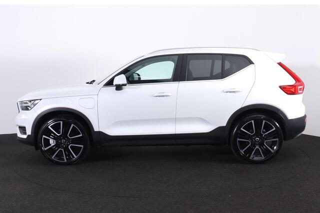 Volvo XC40 T4 Recharge Inscription - Harman/Kardon audio - Parkeercamera achter - Verwarmde voorstoelen & stuur - Parkeersensoren voor & achter - Volvo On Call - Cruise control - Extra getint glas - Elektr. inklapbare trekhaak - 21' LMV