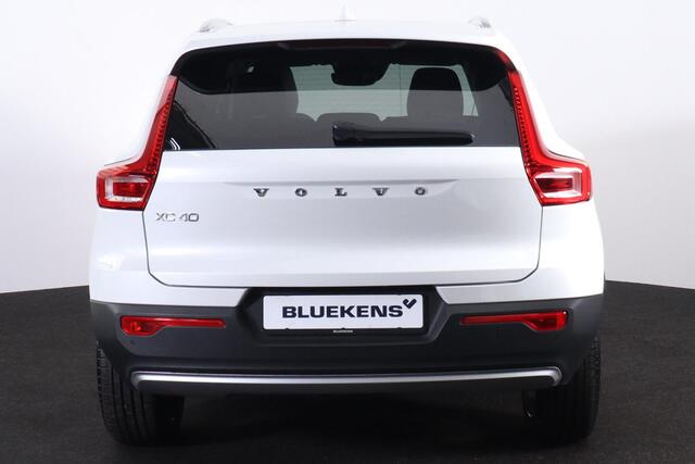 Volvo XC40 T4 Recharge Inscription - Harman/Kardon audio - Parkeercamera achter - Verwarmde voorstoelen & stuur - Parkeersensoren voor & achter - Volvo On Call - Cruise control - Extra getint glas - Elektr. inklapbare trekhaak - 21' LMV
