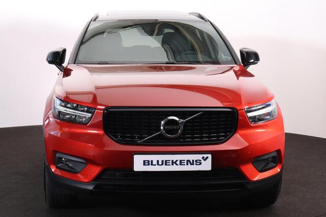 Volvo XC40 T4 Recharge R-Design - Panorama/schuifdak - IntelliSafe Assist - Harman/Kardon audio - Adaptieve LED koplampen - Parkeercamera achter - Verwarmde voorstoelen & stuur - Parkeersensoren voor & achter - Draadloze tel. lader - Extra getint glas - 19' LMV